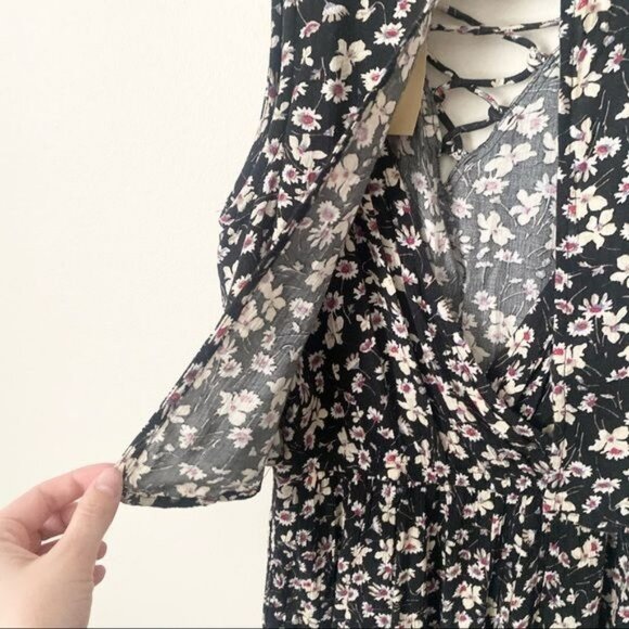 NWT American Eagle Floral Lace Up V-Neck Front Open Back Sleeveless Romper - Picture 9 of 13